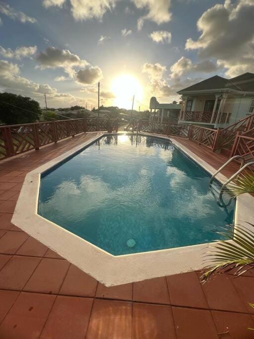 Lovely 2 bedroom condo with WiFi in a quiet area, 7-10 minutes away from both the airport and Oistins Apartment in Oistins