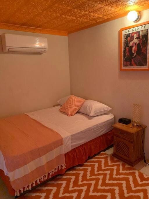 Lovely 2 bedroom condo with WiFi in a quiet area, 7-10 minutes away from both the airport and Oistins Apartment in Oistins