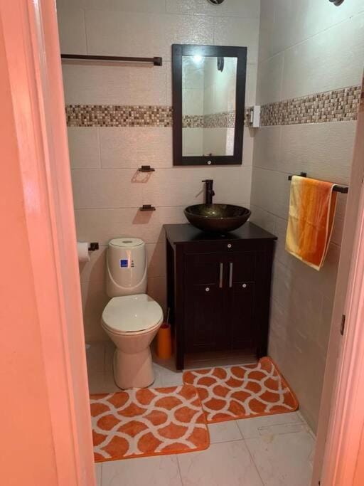 Lovely 2 bedroom condo with WiFi in a quiet area, 7-10 minutes away from both the airport and Oistins Apartment in Oistins