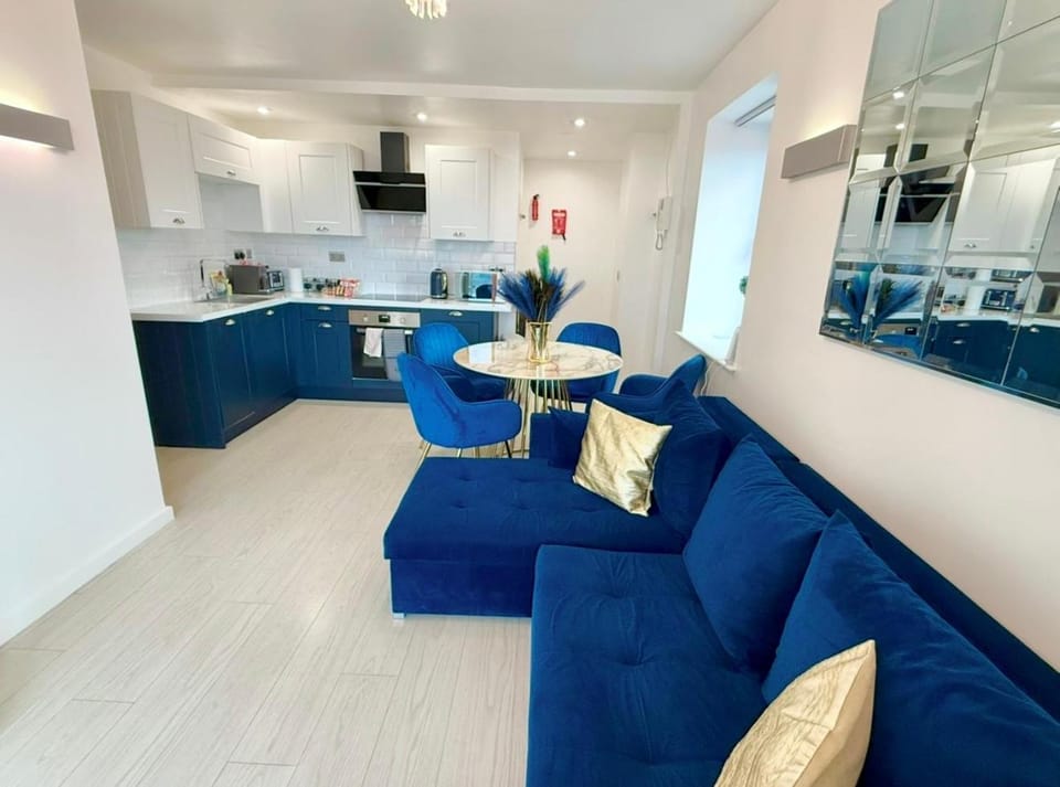 Award Winner of 2026 &2025 traveller & Best guest rated apartment, two bedroom, #1 Leeds city centres most central location, Great 180 degree views,balcony , PARKING onsite, Netflix & WiFi Apartment in Leeds