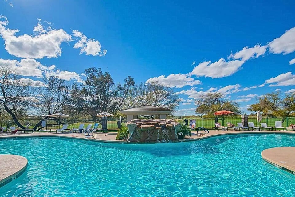Remodeled and Walkable King Bed Adjacent Kierland Golf Apartment in Kierland