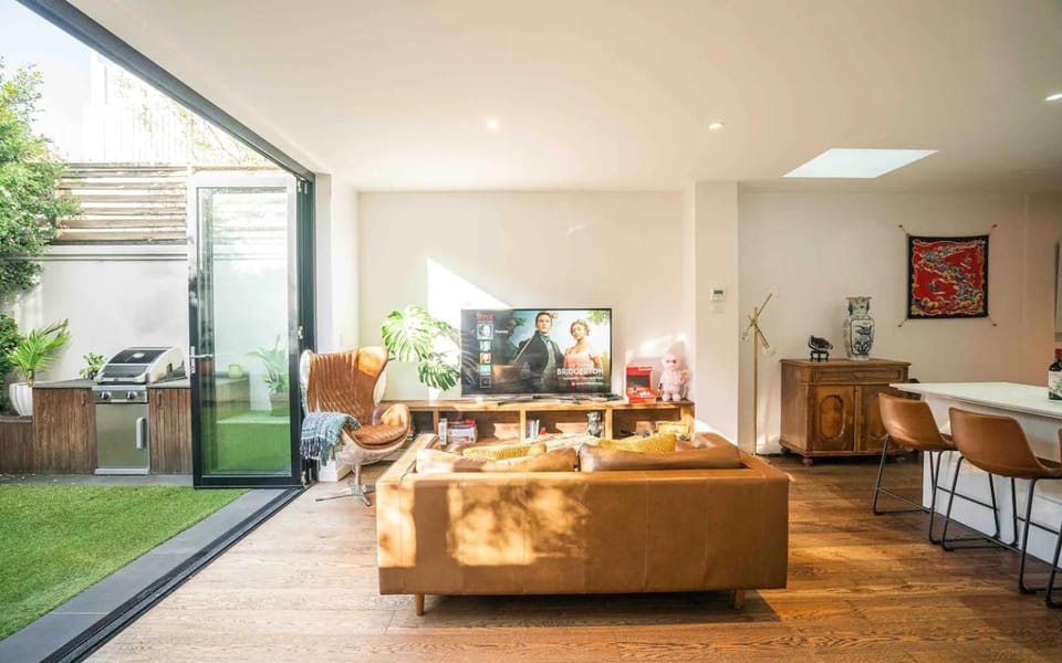 Communal lounge/ TV room, Garden, TV and multimedia, Living room, Decorative detail, Seating area, Evening entertainment, Garden view