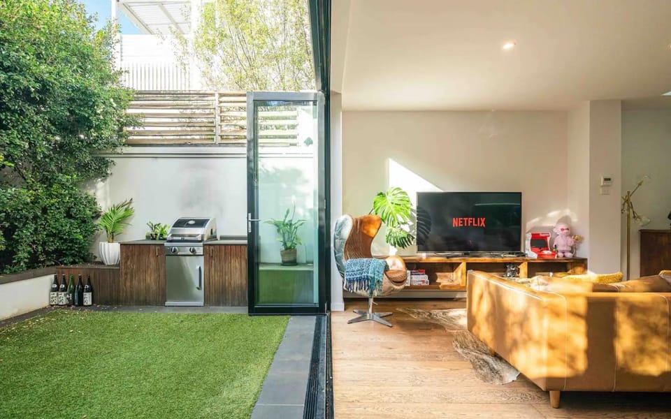 Patio, Communal lounge/ TV room, Day, Garden, TV and multimedia, Living room, Seating area, Evening entertainment, Garden view