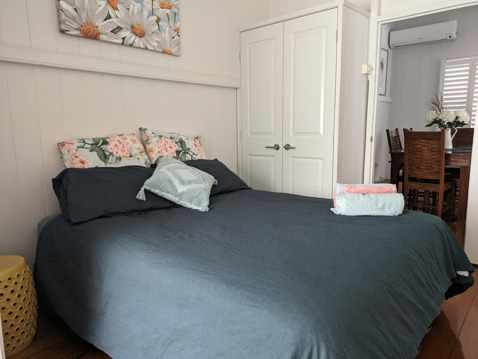 Bed, Bedroom, towels