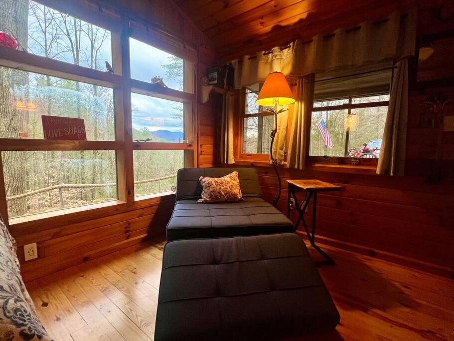 Private Mtn Love Shack w/ fast wifi, BBQ & view House in Tennessee