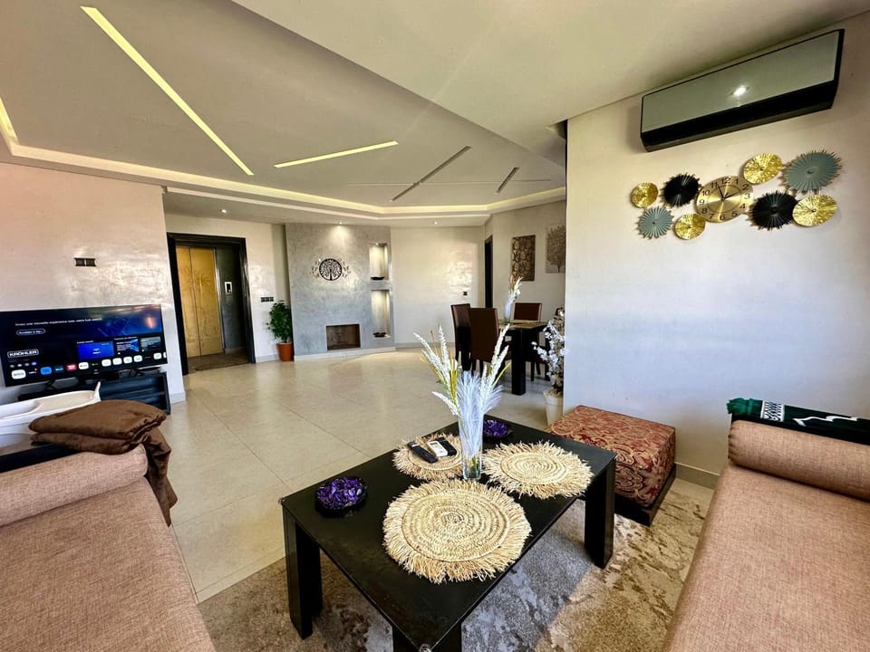 Communal lounge/ TV room, TV and multimedia, Living room, Seating area, Dining area, Evening entertainment