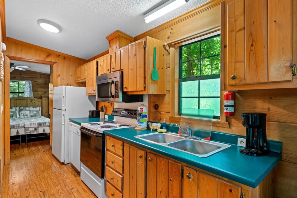 Morning View, Cozy Cabin, Fireplace, WiFi, Hot Tub, Views! Cabin in Pittman Center