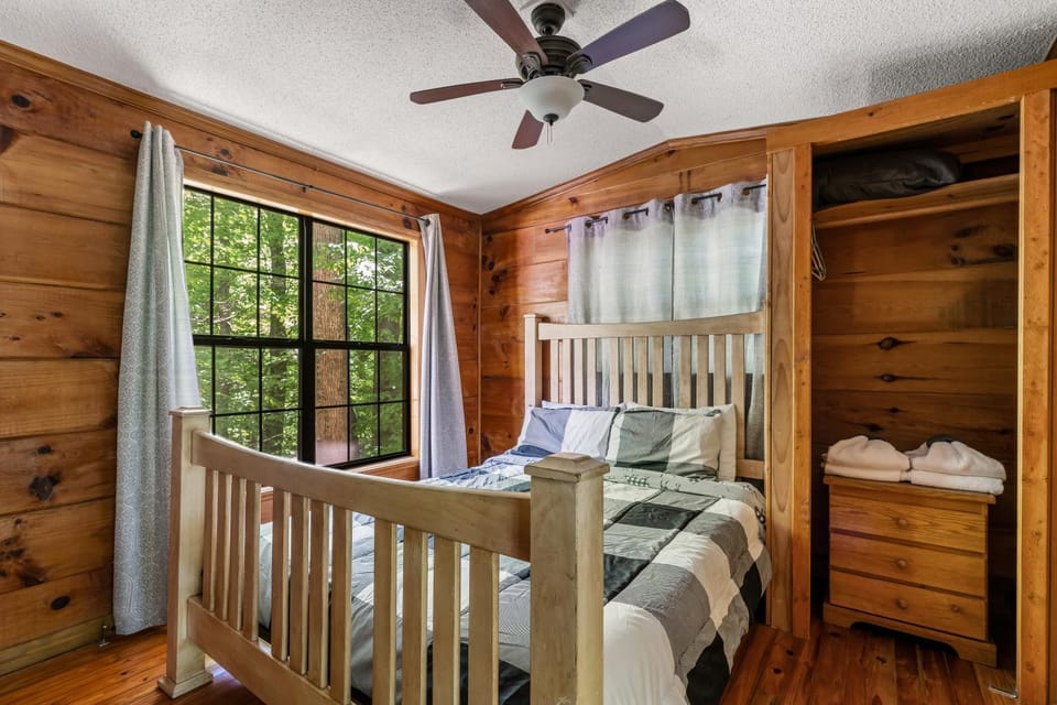 Evening Shade, Mountain Views, Hot Tub, WiFi House in Pittman Center