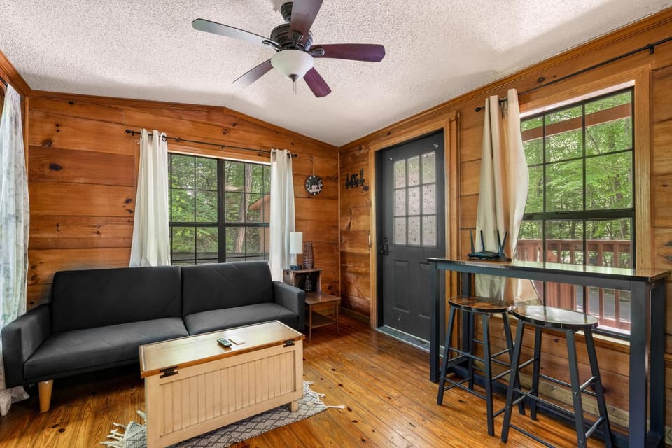 Evening Shade, Mountain Views, Hot Tub, WiFi House in Pittman Center