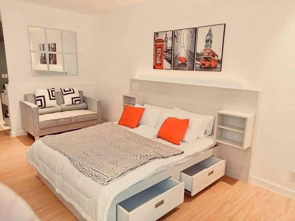 Bed, Living room, Photo of the whole room, Bedroom