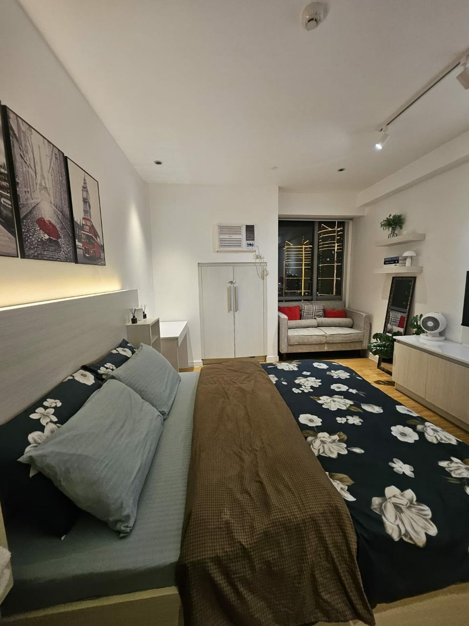 Bed, Living room, Photo of the whole room, Bedroom