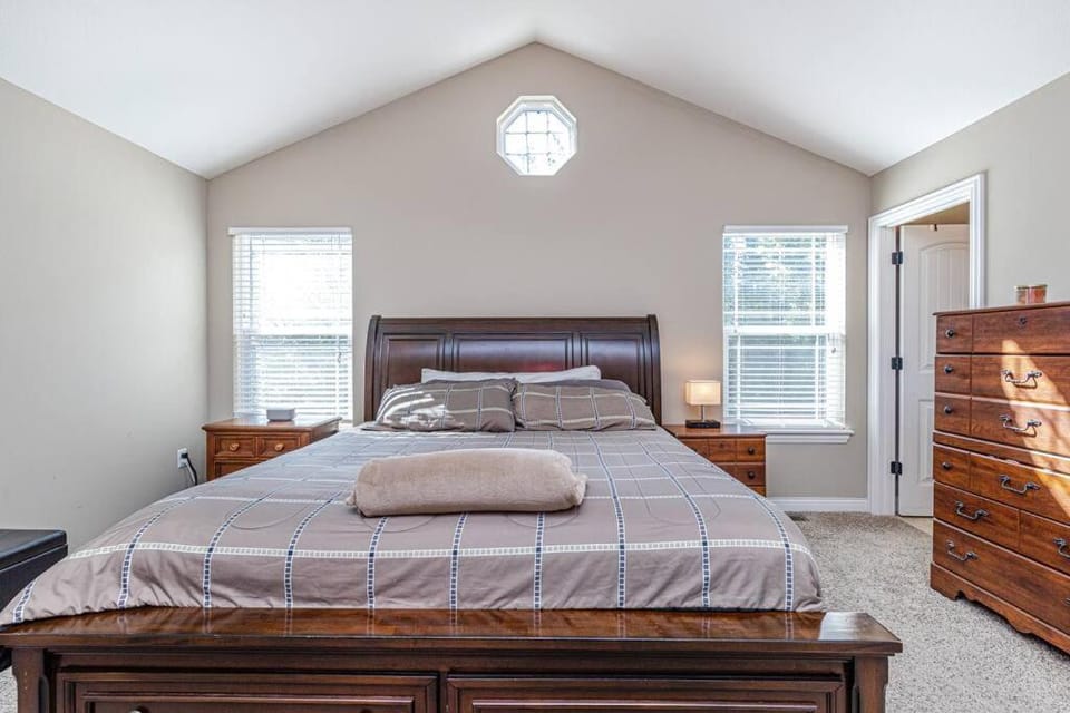 ~It's a Gem~Comfy Hideaway for R&R ~King Bed!~ House in Columbia