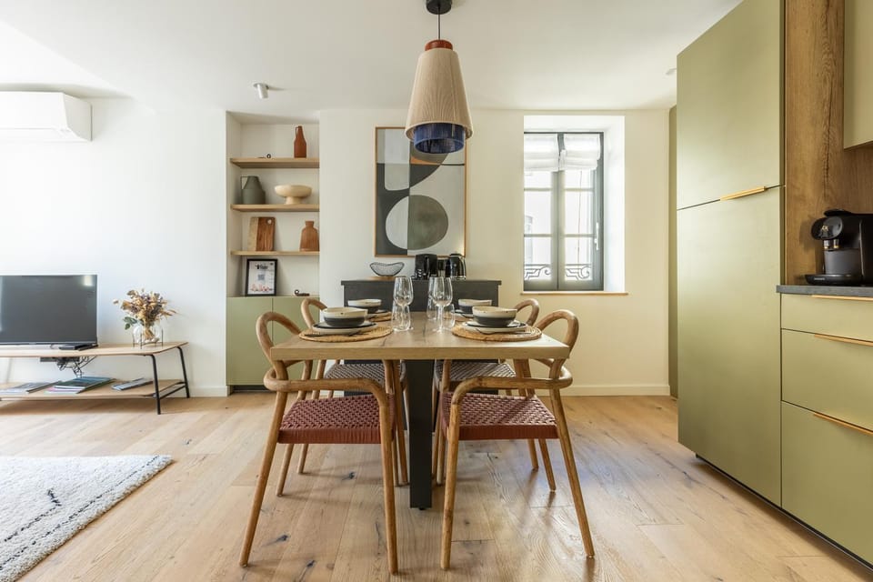 TV and multimedia, Coffee/tea facilities, Kitchen or kitchenette, Living room, Seating area, Dining area, minibar