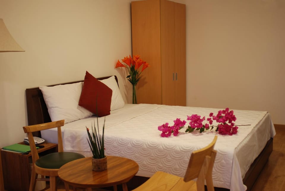 Bed, Living room, Photo of the whole room, Seating area, Bedroom, wardrobe