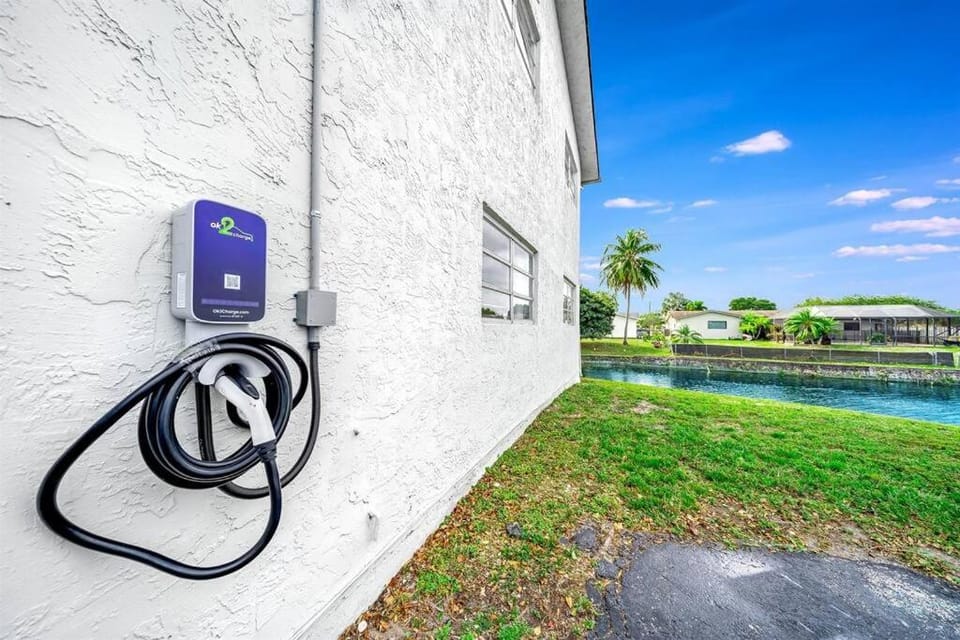 Water Front Condo - First Floor - Palm Wave Says Apartment in Coconut Creek