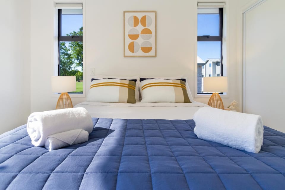 Bed, Photo of the whole room, Decorative detail, towels