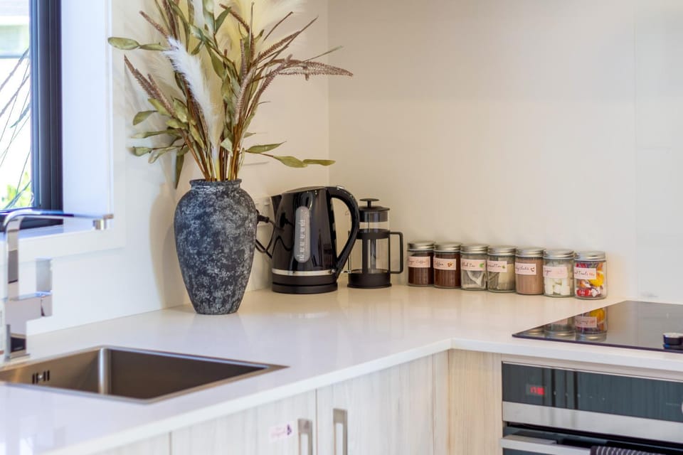 Coffee/tea facilities, Kitchen or kitchenette, hair dresser