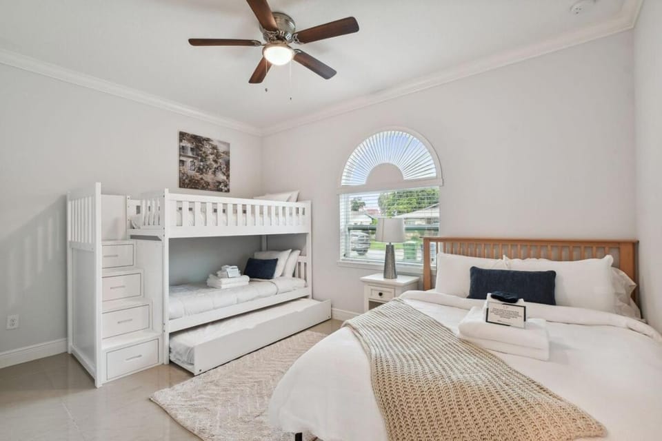 Lux 4BR Tampa Retreat - Mins Walk to RJ Stadium House in Tampa
