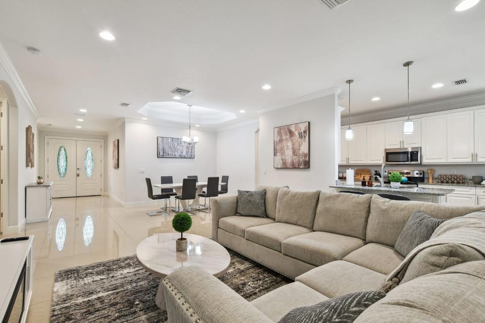Lux 4BR Tampa Retreat - Mins Walk to RJ Stadium House in Tampa