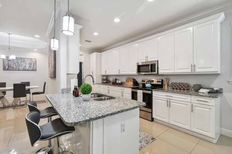 Lux 4BR Tampa Retreat - Mins Walk to RJ Stadium House in Tampa