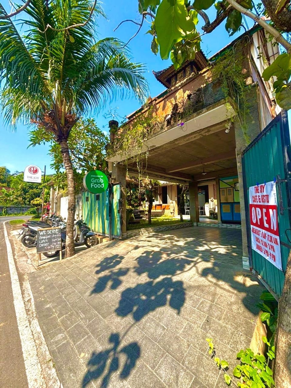 Property building, Day, Neighbourhood, Street view, Parking