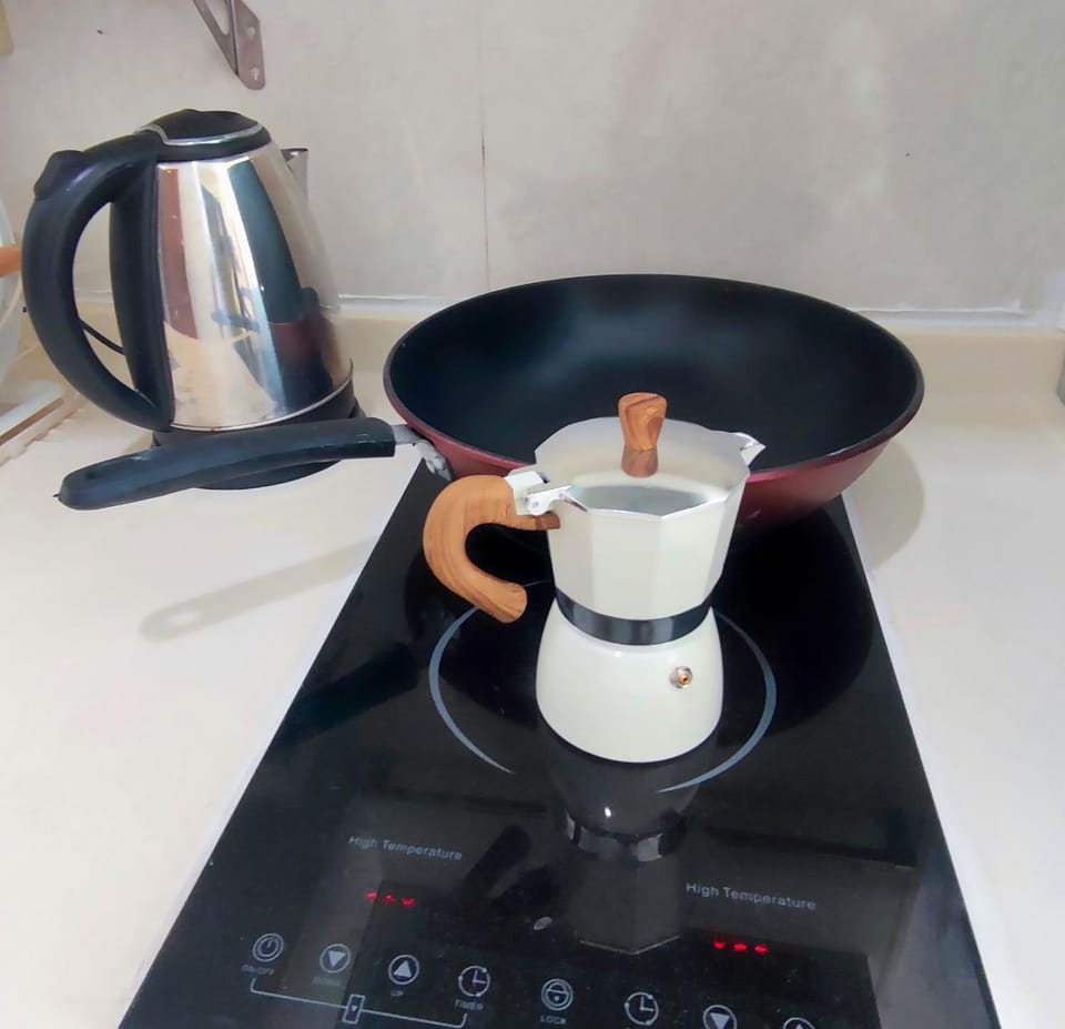 Coffee/tea facilities, Kitchen or kitchenette, stove
