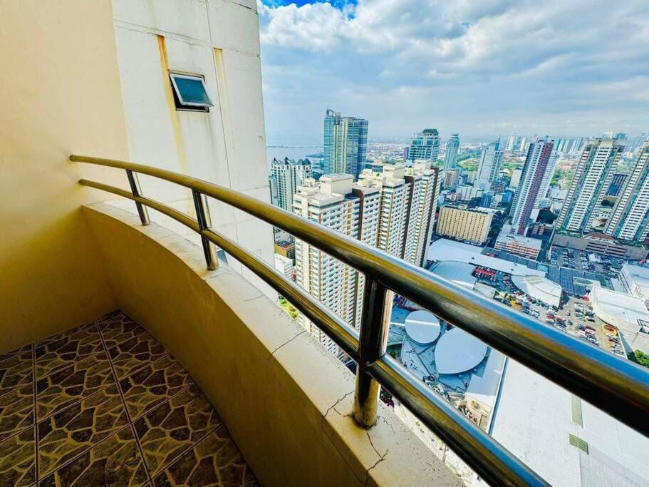 Birch Tower a3 front of Robinson Mla FREEpool Apartment in Manila City