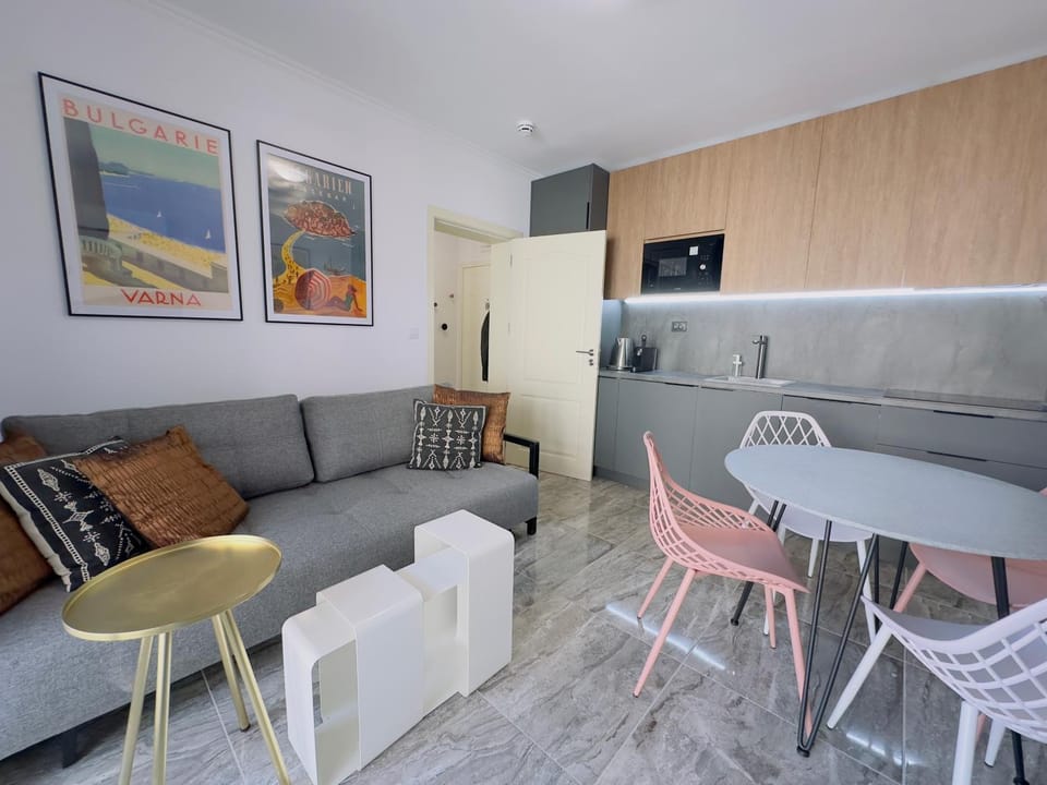 Kitchen or kitchenette, Seating area