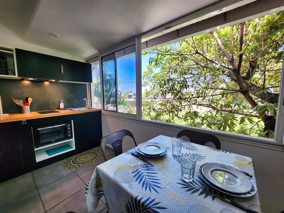 Kitchen or kitchenette, Dining area