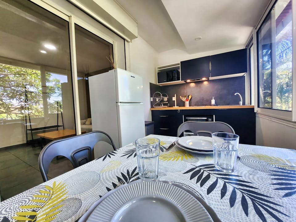 Kitchen or kitchenette, Dining area