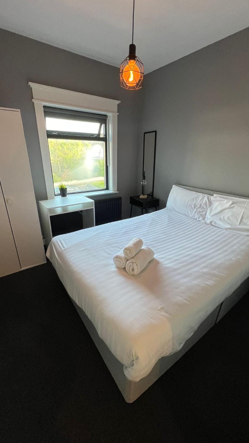 Twelve - Boutique Guest House -Galway City Centre -6 Bed En-Suite - Free Parking House in Galway