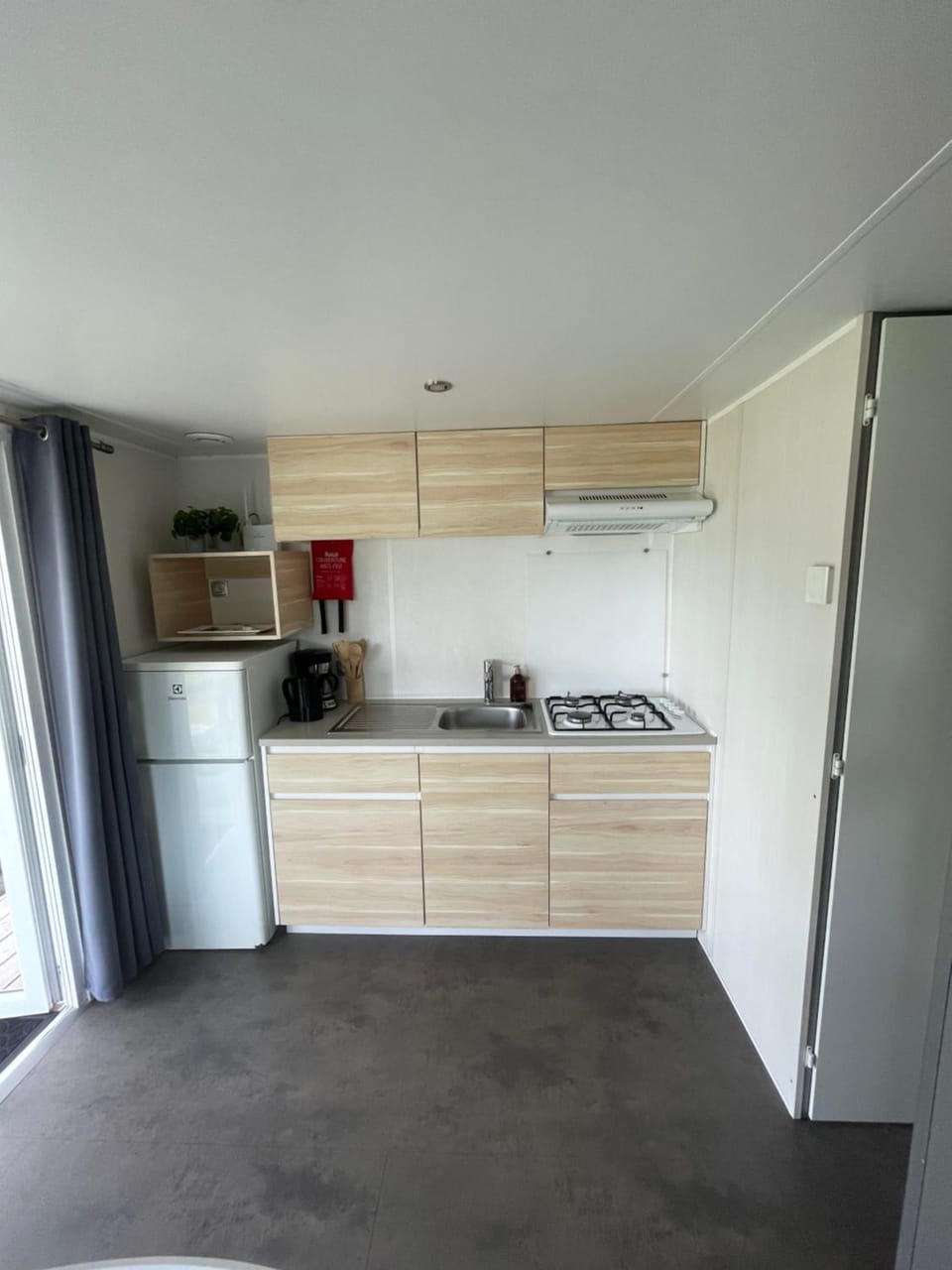 Coffee/tea facilities, Kitchen or kitchenette, stove