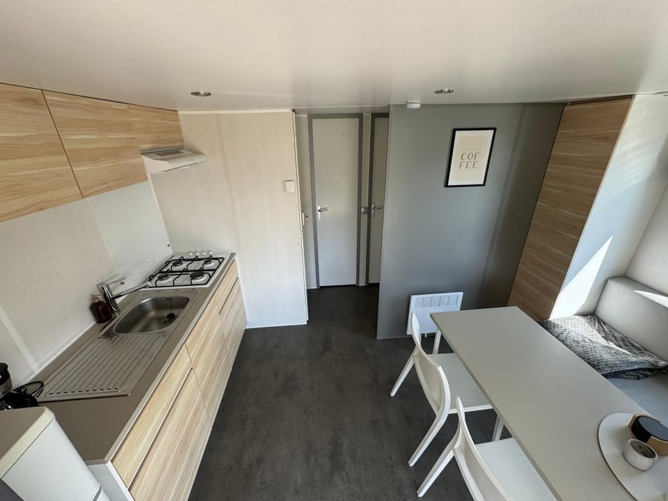 Kitchen or kitchenette, Seating area, Dining area, stove