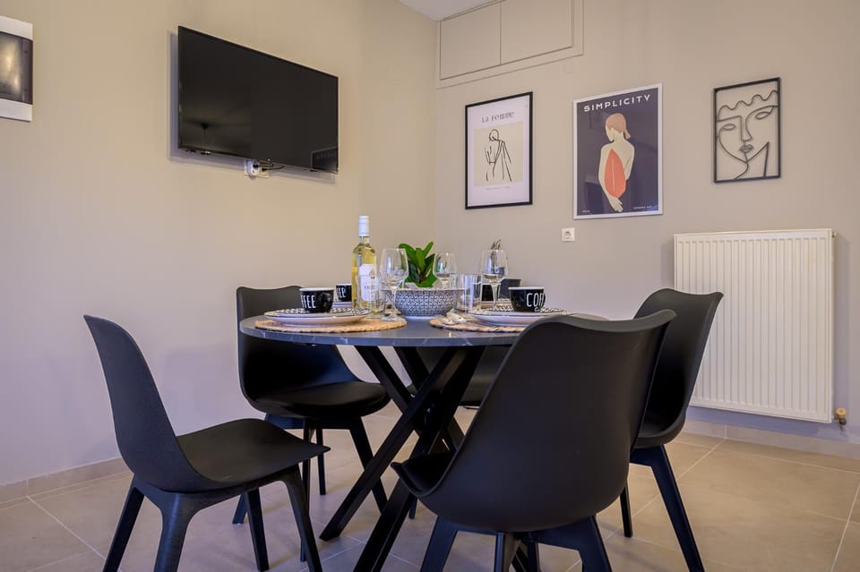 TV and multimedia, Living room, Seating area, Dining area