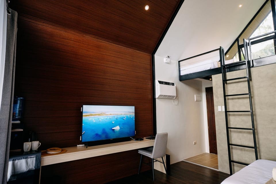 Bed, TV and multimedia, Bedroom