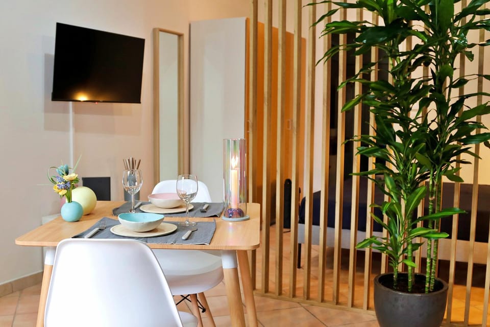 Communal lounge/ TV room, TV and multimedia, Living room, Seating area, Dining area, Evening entertainment