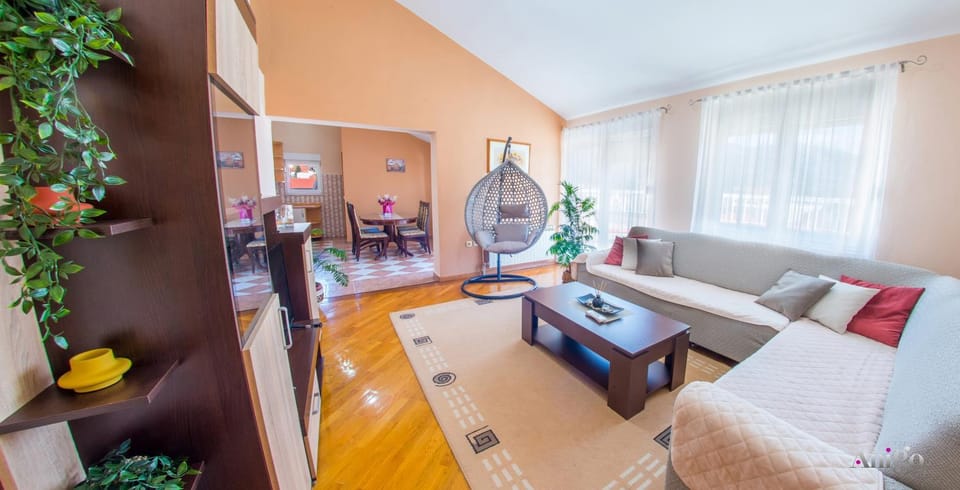 TV and multimedia, Living room, Seating area, Dining area