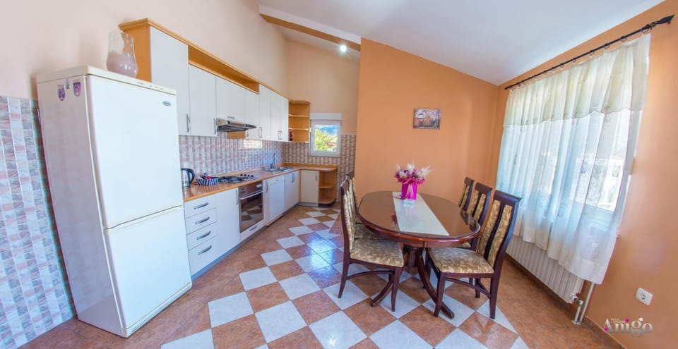 Kitchen or kitchenette, Dining area, pet friendly, stove