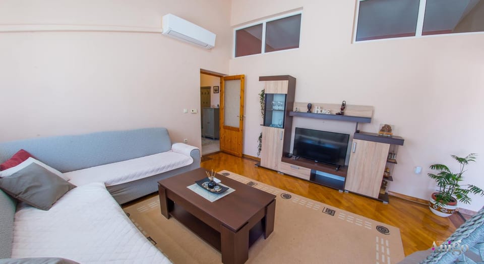 TV and multimedia, Living room, Seating area, air conditioner