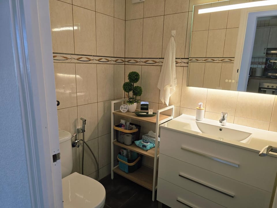 Shower, Toilet