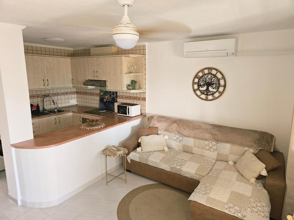 Kitchen or kitchenette, Living room, Seating area, Dining area, stove, air conditioner