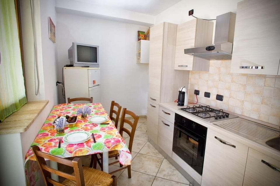 Coffee/tea facilities, Kitchen or kitchenette, Dining area, minibar, pet friendly, stove