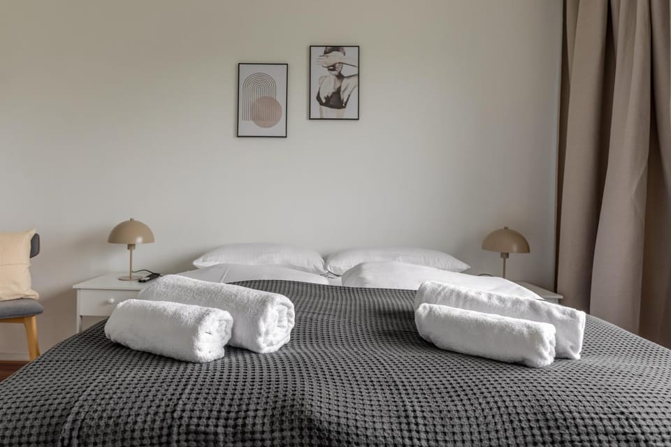 Bed, Photo of the whole room, Bedroom, towels