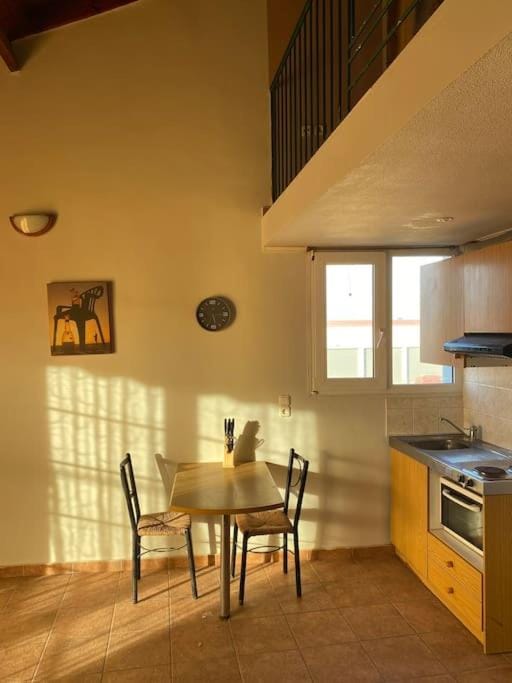 Kitchen or kitchenette, Dining area, stove