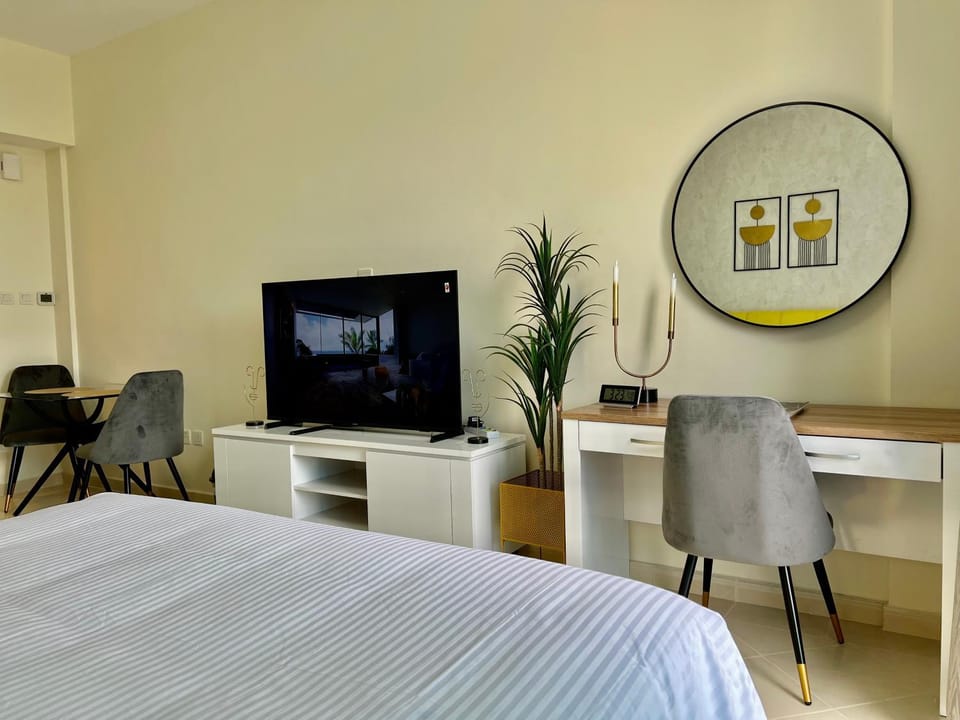 Bed, TV and multimedia, Photo of the whole room, Bedroom, hair dresser