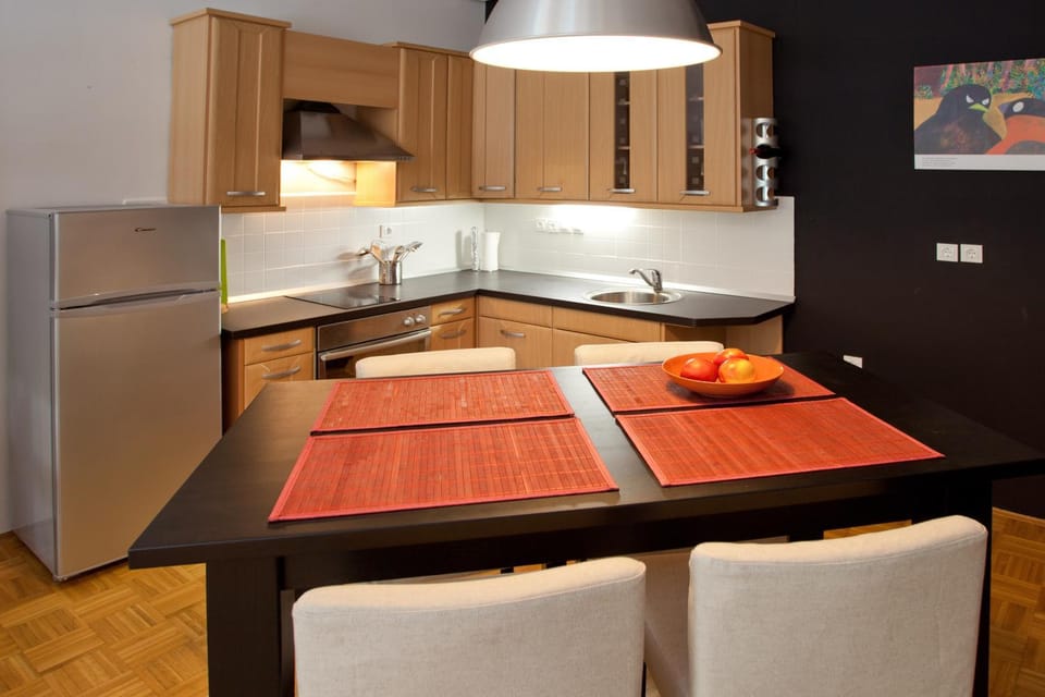 Kitchen or kitchenette, Dining area, oven, stove