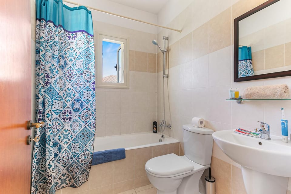 Coral Bay Villa - Sleeps 6 - Pool - Parking Villa in Peyia
