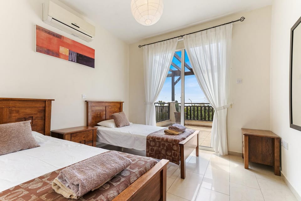 Coral Bay Villa - Sleeps 6 - Pool - Parking Villa in Peyia