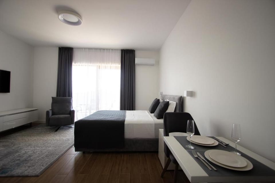 Bed, Photo of the whole room, Dining area