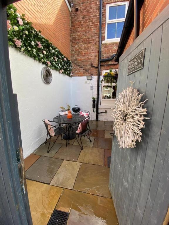 Property building, Patio, Day, Dining area